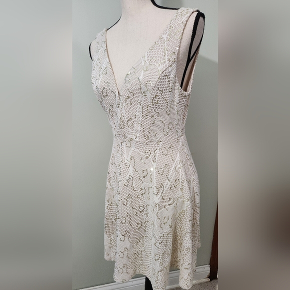 Gold sequined dress - Picture 2 of 8